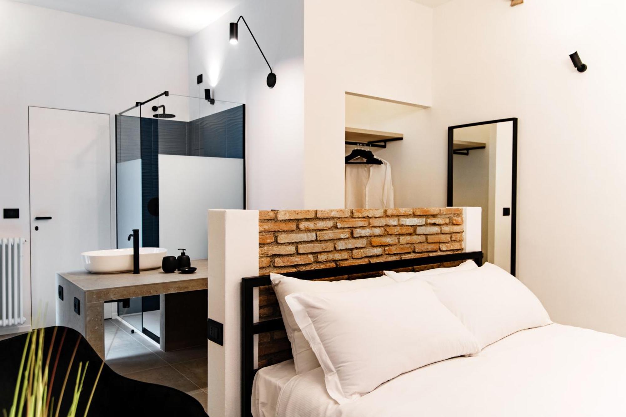 Guesthouse Linaio - The House Of Travelers Como Exterior photo
